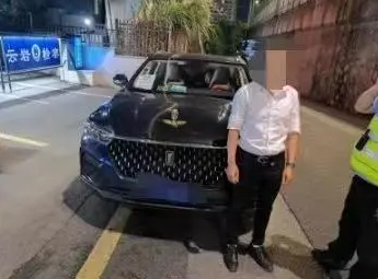 被查酒駕，他趕走代駕繼續(xù)開車，剛一轉(zhuǎn)角又碰上了執(zhí)勤交警