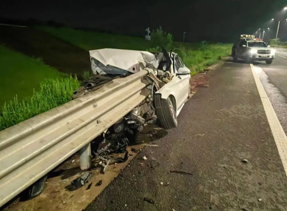 酒駕后別簽字，有用嗎？深夜，車頭“劈”成兩半！人不報(bào)警，車報(bào)了警......